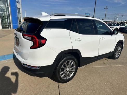 Used 2024 GMC Terrain SLT image 15