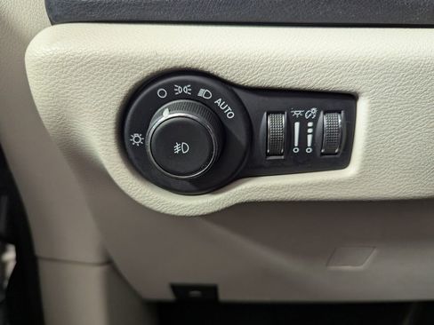 Used 2018 Chrysler Pacifica Touring-L FWD image 15