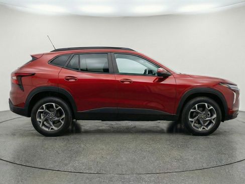 Used 2025 Chevrolet Trax LT FWD image 11