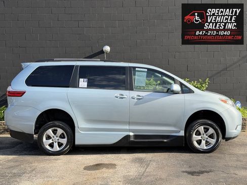 Used 2015 Toyota Sienna LE FWD image 4