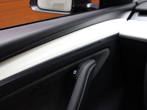 Used 2024 Tesla Model Y Long Range AWD/4WD image 25