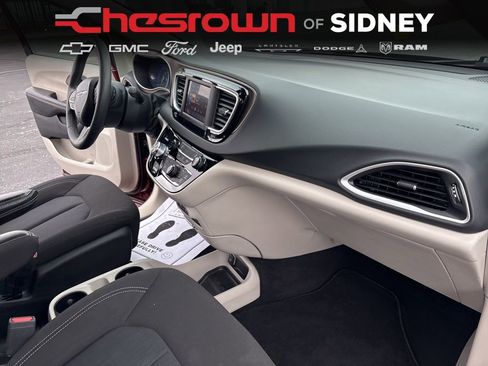 Used 2023 Chrysler Voyager LX image 40