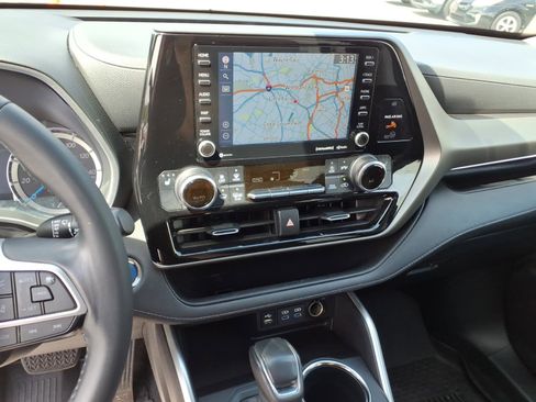 Used 2022 Toyota Highlander XLE AWD/4WD image 8