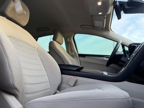 Used 2019 Ford Fusion SE FWD image 14