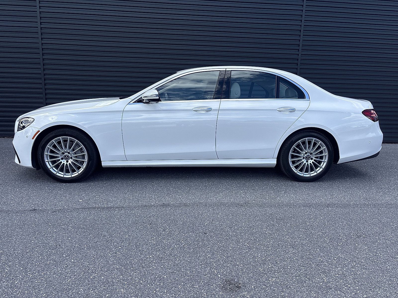 Used 2023 Mercedes-Benz E 350 4MATIC Sedan image 2