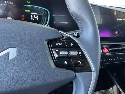 Used 2024 Kia Niro EX image 30