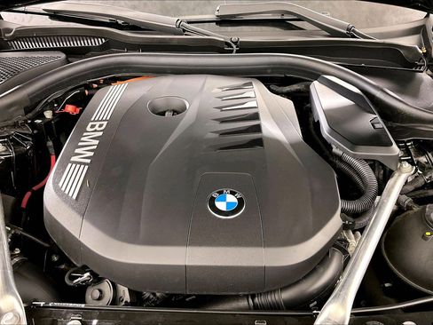 Certified 2025 BMW 550e xDrive w/ Premium Package image 28