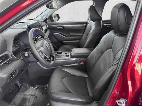 Certified 2025 Toyota Highlander Limited image 10