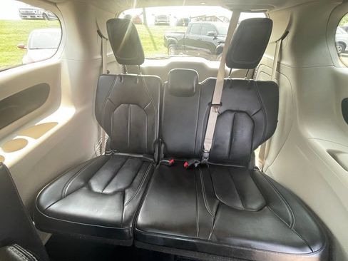 Used 2023 Chrysler Pacifica Touring-L FWD image 8