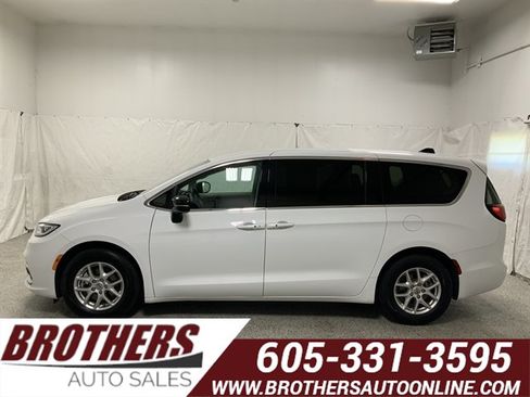 Used 2024 Chrysler Pacifica Touring-L FWD image 1