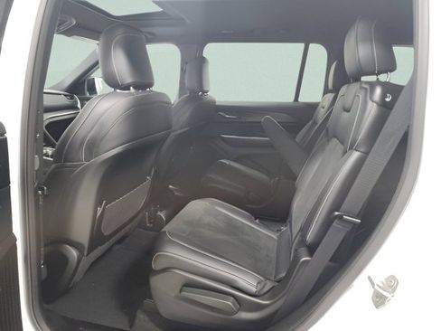 Used 2025 Jeep Grand Cherokee L Altitude image 22