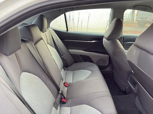 Used 2019 Toyota Camry LE image 10