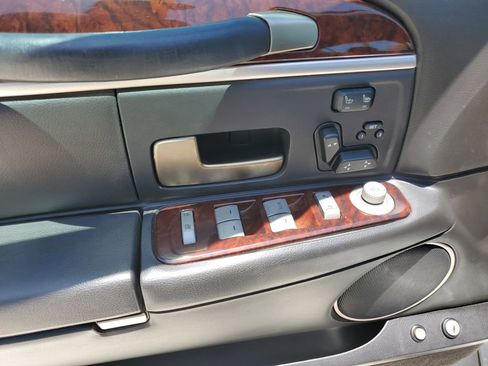 Used 2010 Lincoln Town Car Signature Limited RWD image 17