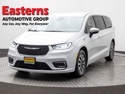 Used 2023 Chrysler Pacifica Touring-L FWD image 1