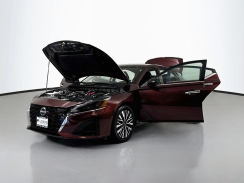 Used 2024 Nissan Altima 2.5 SV FWD image 16