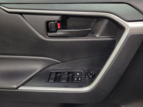 Used 2021 Toyota RAV4 LE image 19