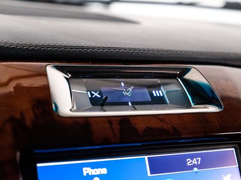 Used 2013 Cadillac Escalade Platinum RWD image 33