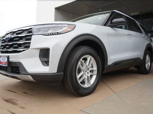 New 2026 Ford Explorer Active RWD image 5