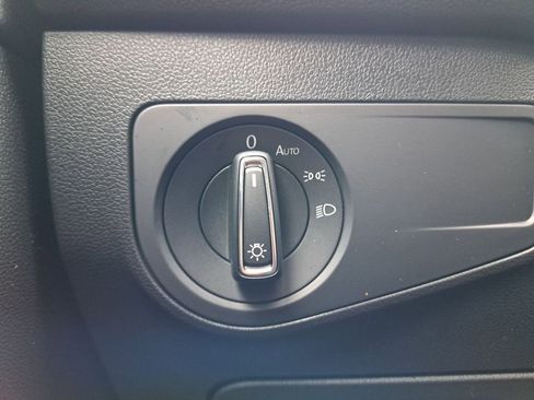 Used 2019 Volkswagen Tiguan SE image 16