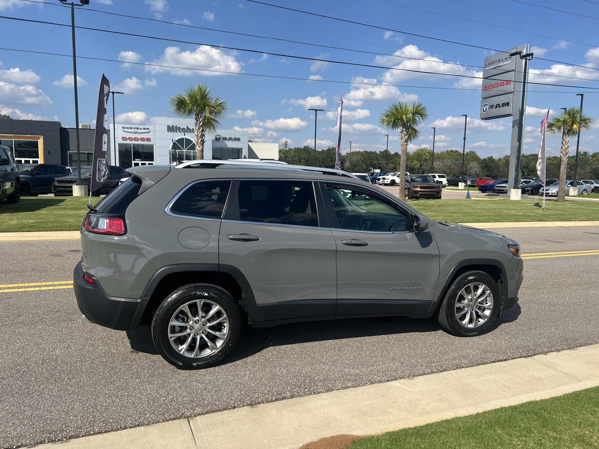 Used 2021 Jeep Cherokee Latitude Lux w/ Sun & Sound Group FWD image 6