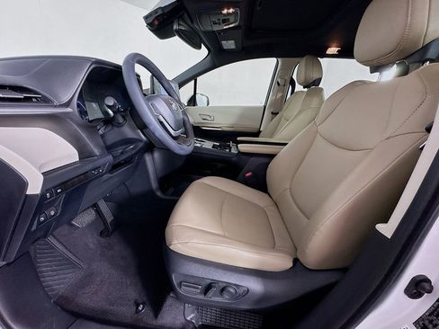 Used 2022 Toyota Sienna XLE image 15