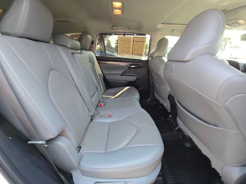 Used 2021 Toyota Highlander Limited AWD/4WD image 10