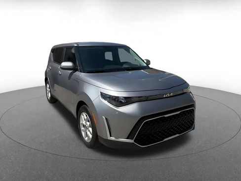 Used 2025 Kia Soul LX w/ LX Technology Package FWD image 3