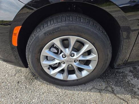 Used 2024 Chrysler Pacifica Touring-L AWD/4WD image 10