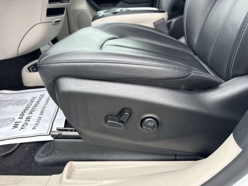 Used 2024 Chrysler Pacifica Touring-L AWD/4WD image 12