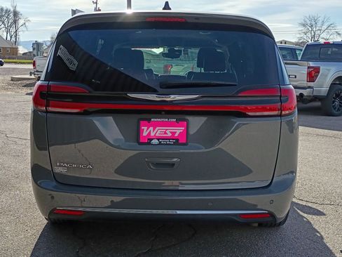 Used 2023 Chrysler Pacifica Touring-L image 4