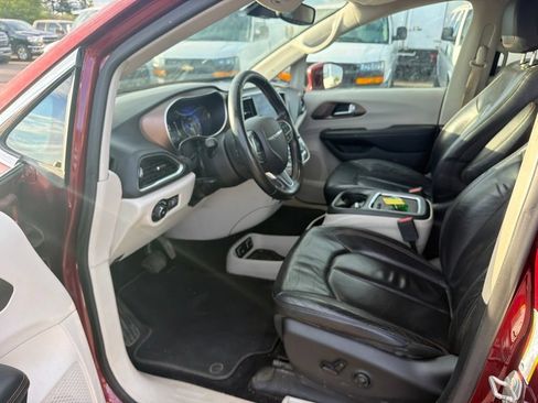 Used 2018 Chrysler Pacifica Touring-L Plus FWD image 25