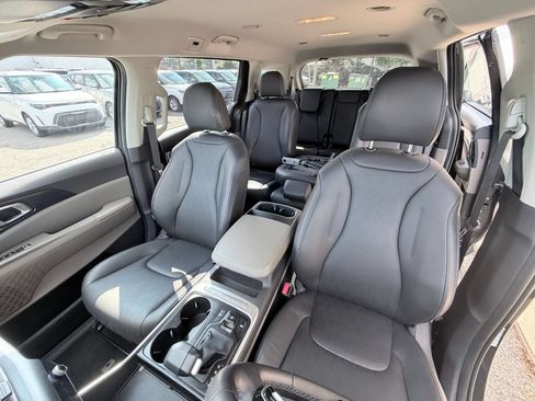 Used 2026 Kia Carnival FWD image 39