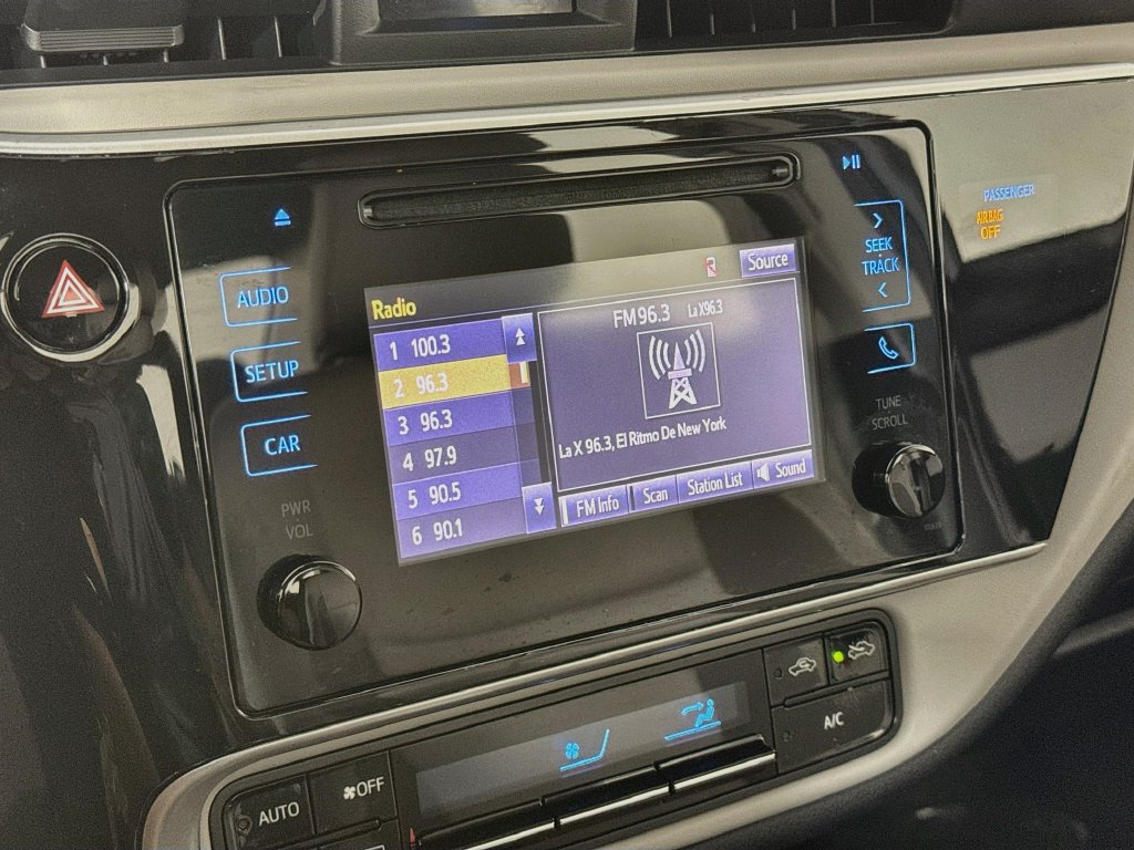 Used 2018 Toyota Corolla LE FWD image 17