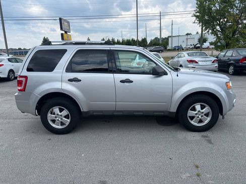 Used 2010 Ford Escape XLT AWD/4WD image 4