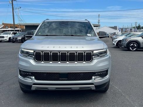 Used 2024 Jeep Wagoneer L Series II w/ Flexible Seating Group AWD/4WD image 4