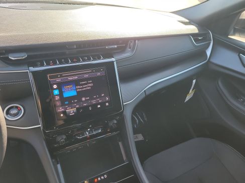 New 2025 Jeep Grand Cherokee Laredo image 16