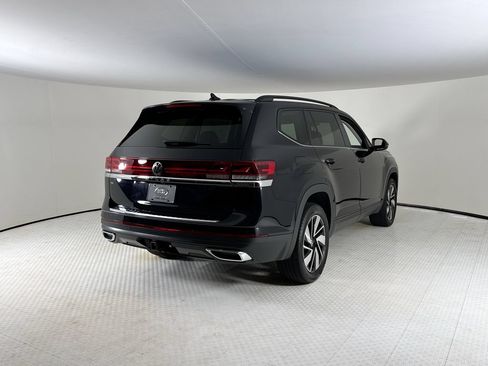 Used 2024 Volkswagen Atlas SE w/ Panoramic Sunroof Package FWD image 5