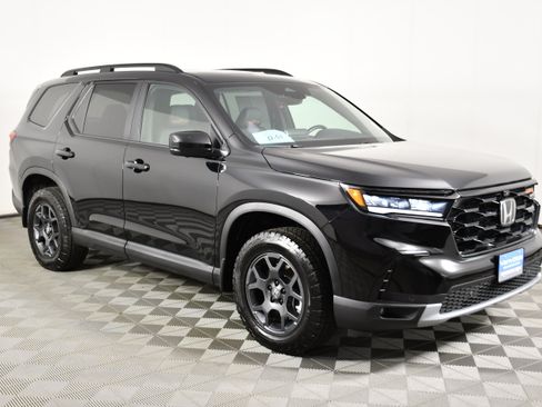 Certified 2025 Honda Pilot TrailSport image 4