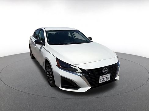 Used 2025 Nissan Altima 2.5 SV FWD image 3