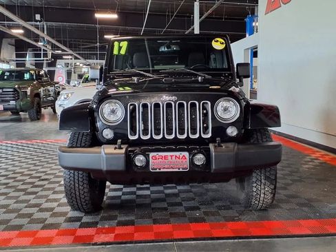 Used 2017 Jeep Wrangler Unlimited Sahara w/ Connectivity Group AWD/4WD image 2