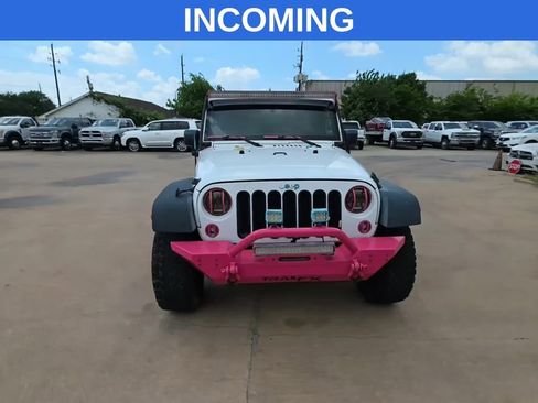 Used 2015 Jeep Wrangler Unlimited Rubicon w/ Connectivity Group AWD/4WD image 10