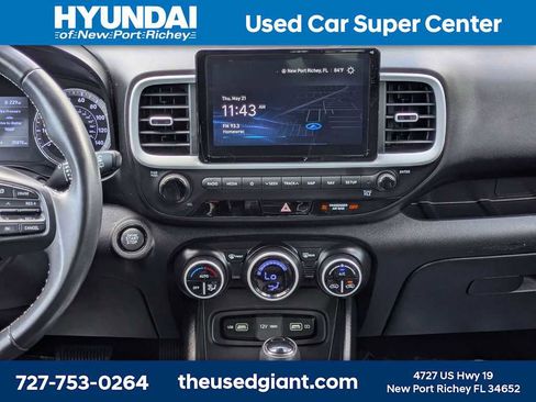 Certified 2022 Hyundai Venue Limited w/ Cargo Package FWD image 17