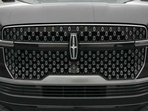 Used 2025 Lincoln Navigator Reserve AWD/4WD image 11