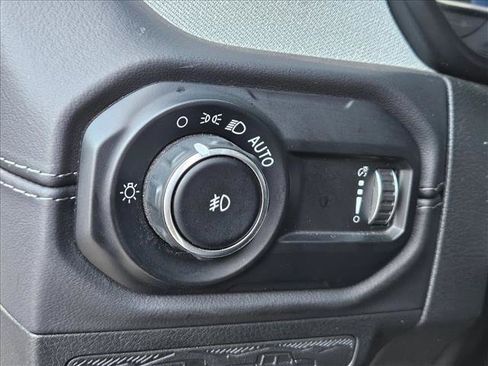 Used 2025 Jeep Wrangler Unlimited Sahara AWD/4WD image 27