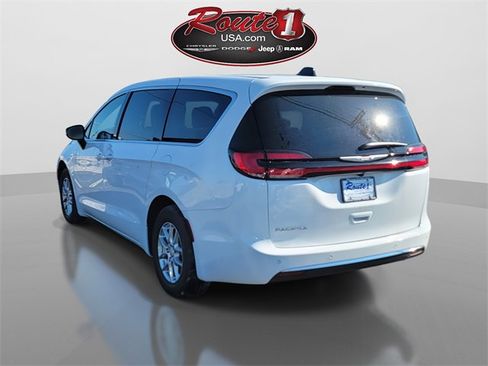 New 2026 Chrysler Pacifica Select image 7