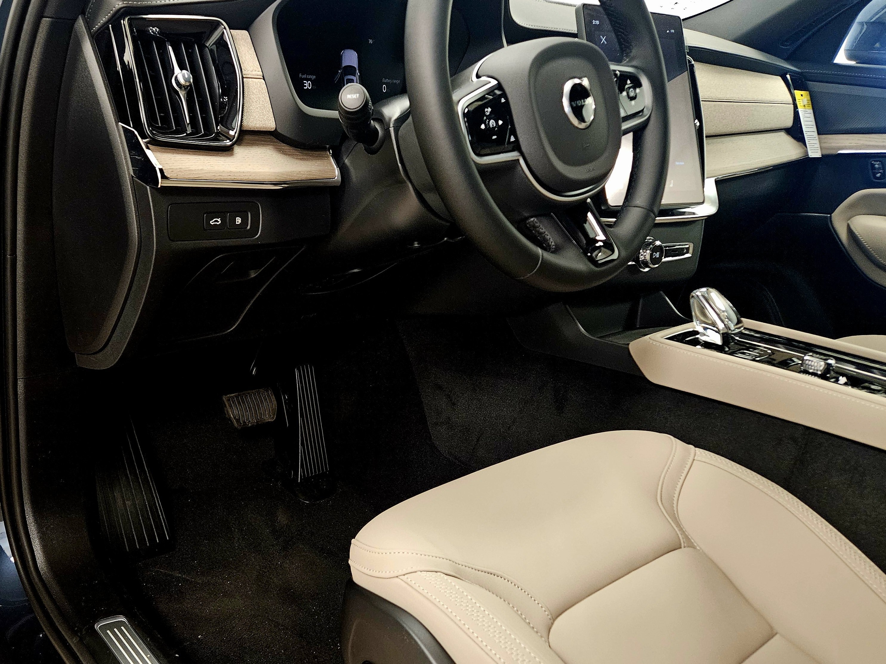 New 2026 Volvo XC90 T8 Plus w/ Protection Package Premier AWD/4WD image 42