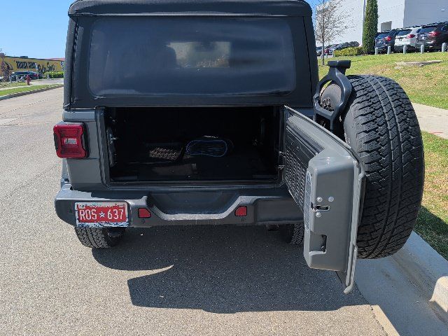 Used 2018 Jeep Wrangler Unlimited Sahara AWD/4WD image 13
