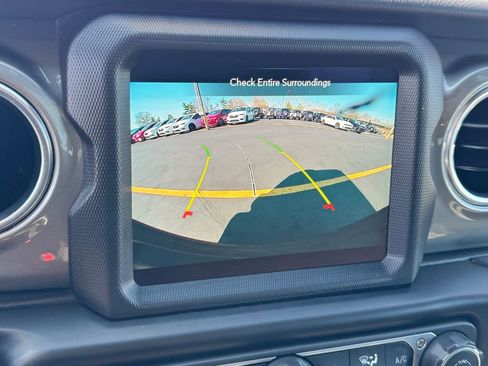 Used 2022 Jeep Wrangler Unlimited Sahara image 32