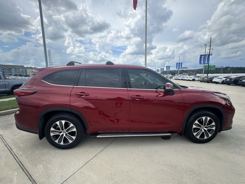 Used 2022 Toyota Highlander XLE FWD image 9