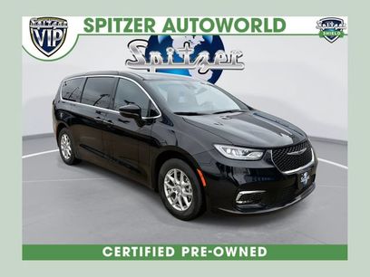 Used 2025 Chrysler Pacifica Select